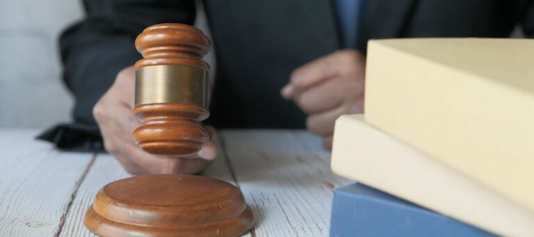 Traducción jurada del Certificado de Antecedentes Penales-libros-y-mazo-justicia